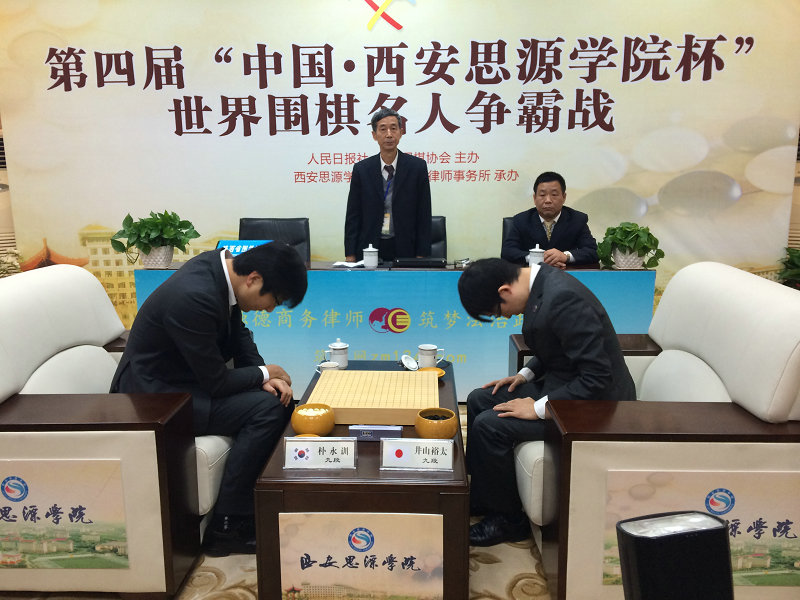 比賽開始，韓日名人鞠躬