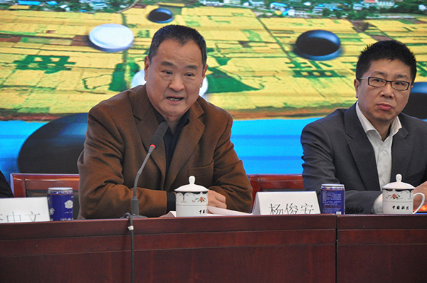 國家體育總局棋牌運動管理中心黨委書記楊俊安（左）致辭。