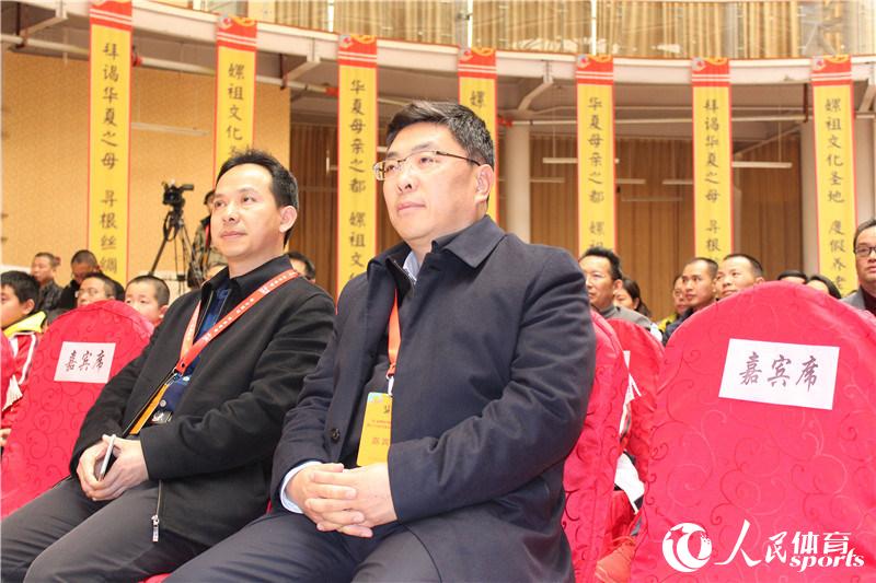 人民網黨委副書記、監事會主席唐寧（右）坐在嘉賓席聽得津津有味