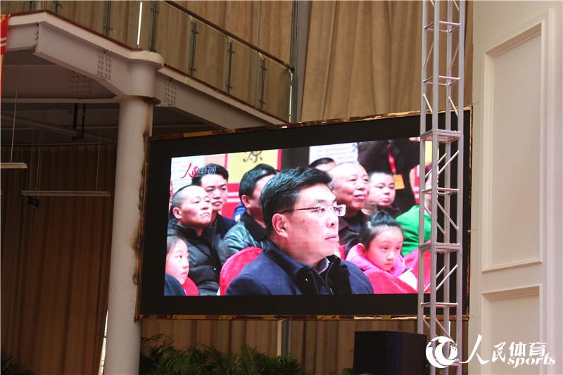 現場大屏幕上人民網黨委副書記、監事會主席唐寧聽得認真