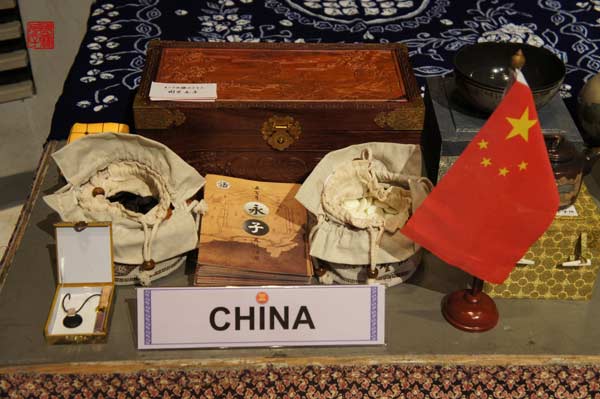 永子作為中國國寶在泰國舉辦的“2012年中國與東盟十國民族民間文化交流活動”上展出