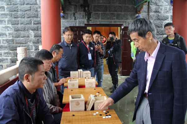 2016年10月29日，中國圍棋協會主席王汝南給保山圍棋愛好者下指導棋