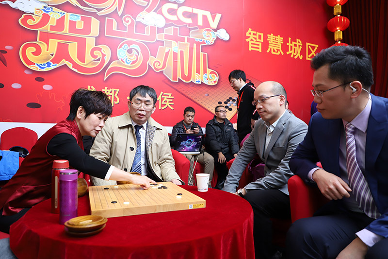華學明、聶衛平、張豊猷、洪鋼（從左至右）研究棋局