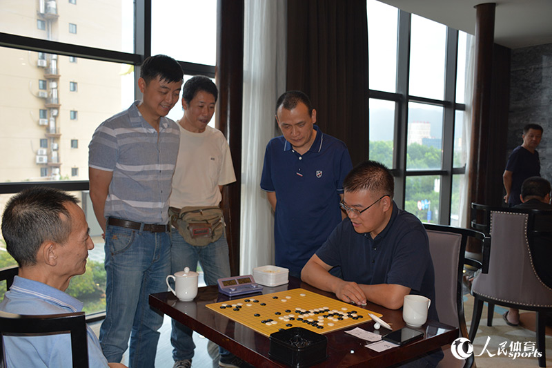 劉世振（左二）、鬆陽縣圍棋協會會長吳忠富（右二）等關注比賽