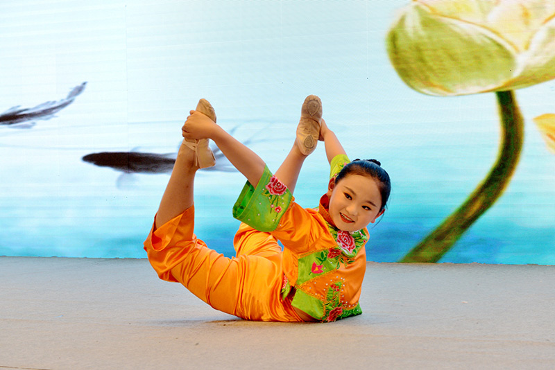 浙江省少兒舞蹈大賽金獎獲得者吳越表演中國舞《花樣年華》