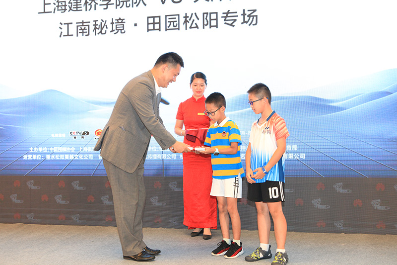中國圍棋協會副主席常昊向鬆陽棋童代表贈書