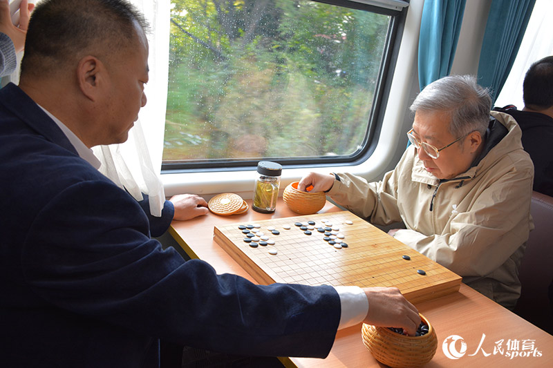 中國圍棋協會主席林建超（右）在“千山號”上下棋