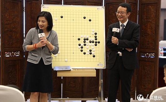 組圖：徐瑩、劉菁講解第二屆女子名人戰總決賽決勝局