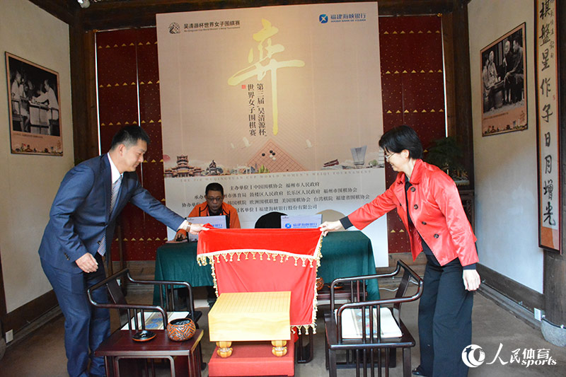 中國圍棋協會副主席常昊（左）與福州市人民政府副市長李春共同為決賽棋墩揭幕
